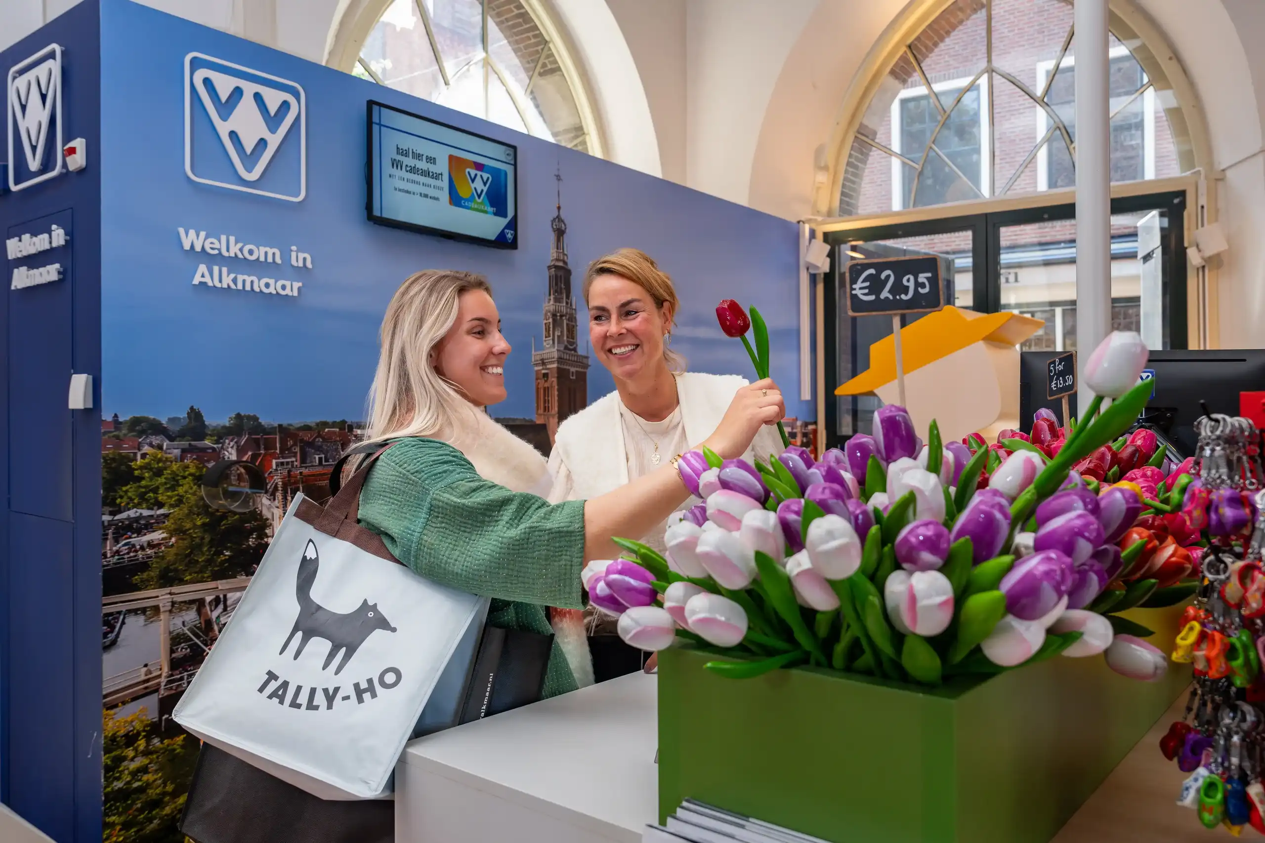Moeder en dochter winkelen in Alkmaar Store / VVV